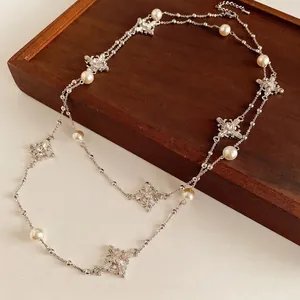 Collier de perles à pendentif croix argentée avec strass scintillants, style vintage