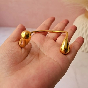 Dettaglio del bracciale aperto in acciaio inossidabile placcato oro 18k con gocce