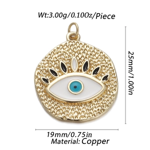 Makroaufnahme des 25mm Evil Eye Anhängers aus Kupfer mit Maßen und Gewichtsangaben