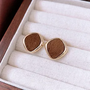 Vintage rote beflockte runde Ohrstecker mit Goldrand für Damen in luxuriöser Box