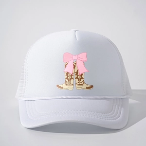 Weiße Trucker-Cap mit Vintage-Cowboystiefeln und rosa Schleifen-Print vorn