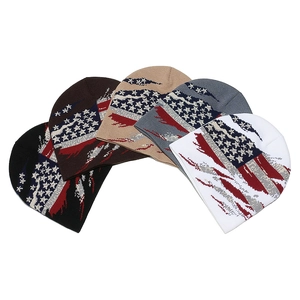 Cinco gorros de punto con patrón de bandera americana en varios colores como caqui