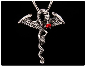 Pendentif dragon gothique argenté avec ailes et gemme rouge sur chaîne carrée