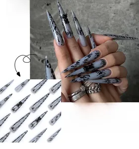 Uñas postizas stiletto extra largas con letras graffiti y detalle de oso 3D negro