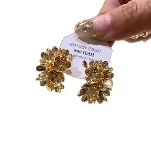 Goldene Blumen-Ohrstecker aus S925 Sterlingsilber im französischen Vintage-Stil
