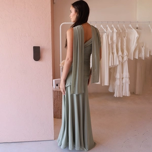 Détail de la robe longue vert sauge avec ruban drapé élégant sur le dos et l'épaule