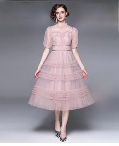Détail de broderie en dentelle rose et tulle à volants sur une robe de soirée chic