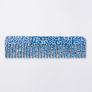 Minimalistische blauwe marmeren acetaat haarkam met brede tanden en spikkelpatroon