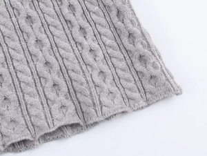 Detalle del tejido de ochos grueso en este cálido jersey de punto en color gris
