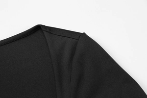 Détail du col en U et des coutures de manches raglan sur cette robe ajustée noire