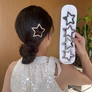Glitzernde Stern-Haarspangen-Set für Damen mit Modell, das eine silberne Strass-Nadel trägt