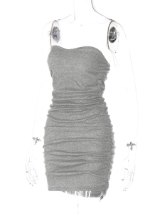 Détail de la robe pailletée argentée montrant le tissu plissé et l'encolure bustier