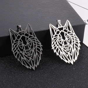 Détail des pendentifs tête de loup géométrique évidée en finitions noir et argent