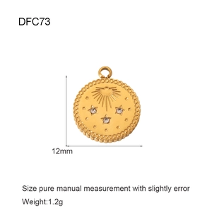 Dettaglio del ciondolo in oro 18K con misura 12mm e stelle in zircone incastonate