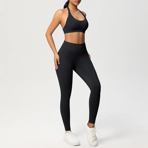 Dettaglio del set yoga nero elasticizzato con vita alta e stile sportivo a vogatore