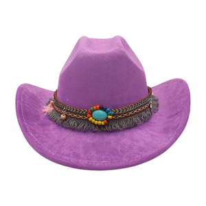 Detailansicht eines lila Cowboyhuts mit Ethno-Perlenband, Fransen und Türkis-Schmuckstein