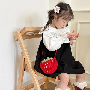 Handgefertigte Erdbeere Häkeltasche für Mädchen mit grünen Blättern und Strickriemen