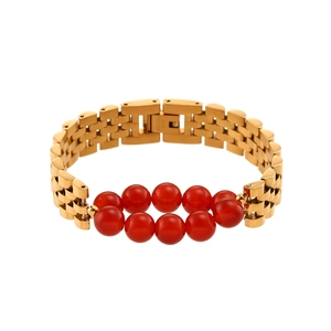 Détail du bracelet chaîne en or 18K avec dix perles de pierre naturelle rouge polies