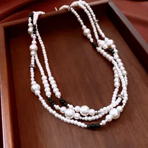 Collier de perles multicouches vintage français élégant sur fond de soie rouge luxueuse