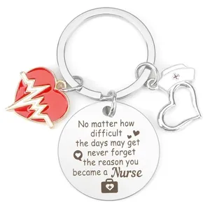 Porte-clés infirmière avec pendentifs médicaux et message de motivation gravé