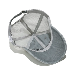 Dettaglio del cappellino grigio in rete con fascia tergisudore e chiusura posteriore regolabile