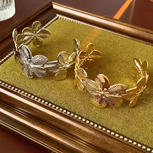 Bracelets manchettes ouverts à fleurs dorées et argentées au design mat texturé