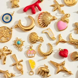 Détail de divers pendentifs DIY plaqués or 18 carats avec émail et formes d'animaux