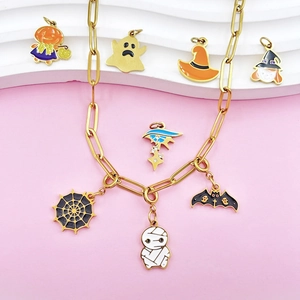 Collier d'Halloween avec pendentifs fantôme citrouille sur chaîne dorée sur marches