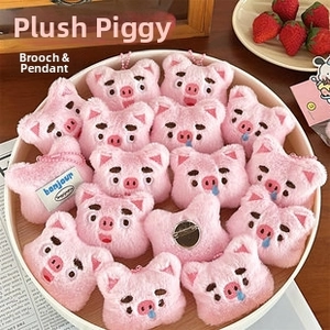 Nahaufnahme von rosa Plüschschwein-Broschen und Anhängern mit weichem Kunstfell-Effekt