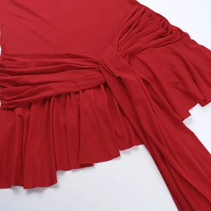 Detailansicht der gestuften Rüschen und Knoten am roten, schmal geschnittenen Abendkleid