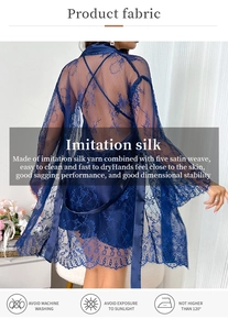 Détail montrant le tissu en soie d'imitation bleu foncé et la dentelle de haute qualité