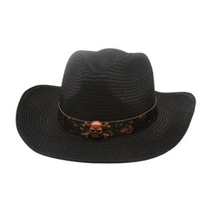 Detalle de sombrero vaquero de paja negra con banda de cuero y emblema de calavera