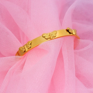 Bracelet jonc minimaliste en acier titane plaqué or 18 carats avec abeilles 3D sur tulle rose