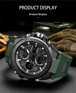 Dettaglio dell'orologio militare SANDA con cinturino in resina verde e ghiera argento