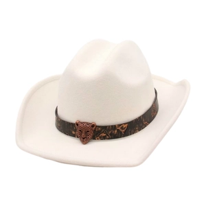 Dettaglio cappello cowboy in feltro bianco con fascia marrone e fibbia a leopardo in bronzo