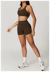 Dettaglio completo yoga marrone scuro con pantaloncini a vita alta e reggiseno