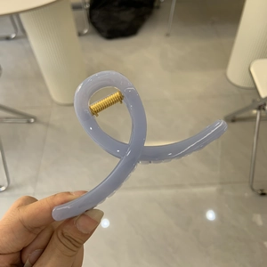 Minimalistische fliederfarbene Haarklammer mit Goldfeder für langes, dickes Haar
