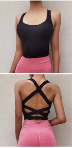 Detailansicht des Cross-Back-Sport-BHs und der High-Waist-Yoga-Leggings von hinten