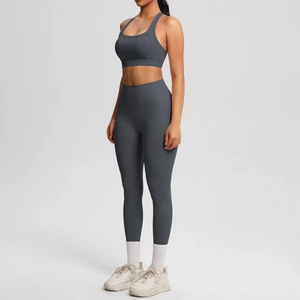 Detalle del conjunto de yoga liso de alta intensidad con sujetador deportivo y mallas