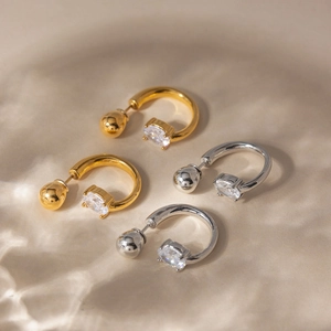 Détails des boucles d'oreilles en C avec zircons ronds et finis or et argent polis