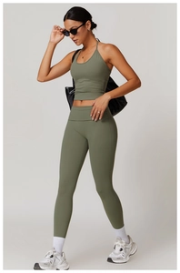 Ensemble de yoga vert olive avec haut dos nu et legging taille haute sur mannequin