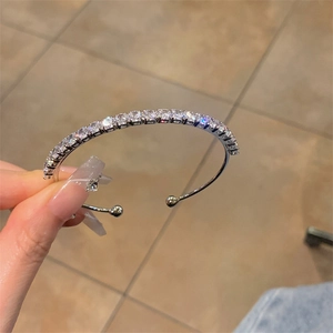 Bracelet jonc argenté élégant serti de zircons brillants pour femmes à la mode