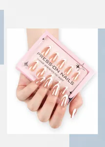 Nahaufnahme von eleganten mandelförmigen Press-on-Nägeln an der Hand mit Produktverpackung