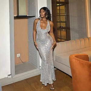 Robe longue dos nu à paillettes argentées avec col licou élégant et décolleté plongeant