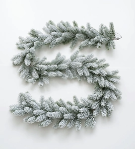 Vue détaillée de la guirlande de cèdre enneigée avec pommes de pin pour Noël