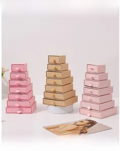 Set de cajas de regalo tipo cajón apiladas en rosa y kraft de varios tamaños
