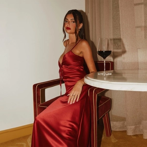 Détails de la robe de soirée dos nu en satin rouge avec bretelles lacées et jupe fluide