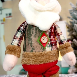 Detailaufnahme der handgefertigten Weihnachtsmann-Puppe mit Karoshirt und Bart