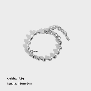 Minimalistisches Edelstahlarmband mit 6mm Silberperlen und Karabinerverschluss
