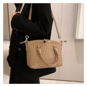 Détails du sac tissé beige avec pieds en métal et texture croisée de haute qualité